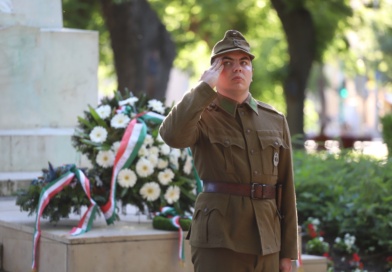 Méltó főhajtás a hősök emléke előtt a Kossuth téren