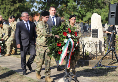 Méltó főhajtás az aradi vértanúk emléke előtt Törökszentmiklóson